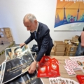 Jan Tadeusz Duda podczas przekazywania materiałów projektu Młodzież Pamięta