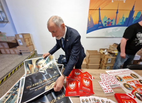 Jan Tadeusz Duda podczas przekazywania materiałów projektu Młodzież Pamięta