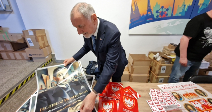 Jan Tadeusz Duda podczas przekazywania materiałów projektu Młodzież Pamięta