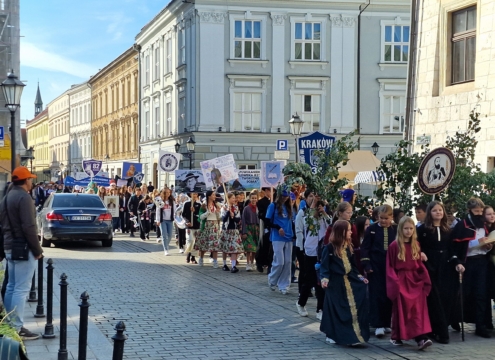 Przemarsz uczestników XIII Parady Szkolnych Patronów