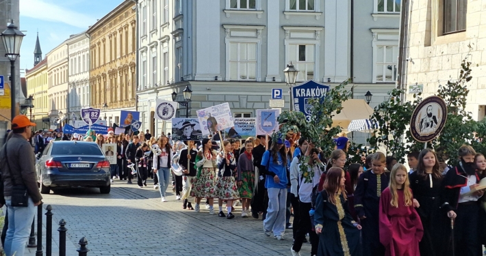 Przemarsz uczestników XIII Parady Szkolnych Patronów