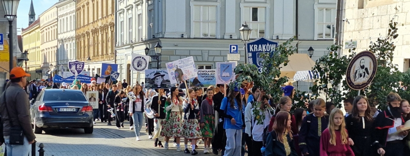 Przemarsz uczestników XIII Parady Szkolnych Patronów