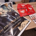 Rozdawanie materiałów patriotycznych w ramach projektu Młodzież pamięta