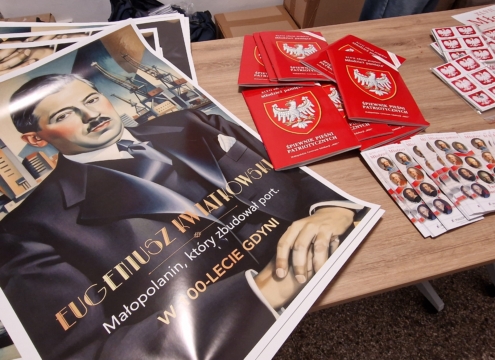 Rozdawanie materiałów patriotycznych w ramach projektu Młodzież pamięta