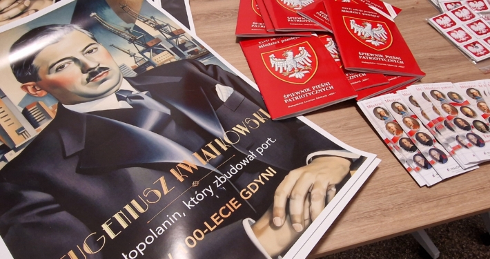 Rozdawanie materiałów patriotycznych w ramach projektu Młodzież pamięta