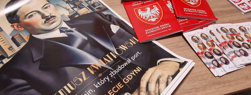 Rozdawanie materiałów patriotycznych w ramach projektu Młodzież pamięta